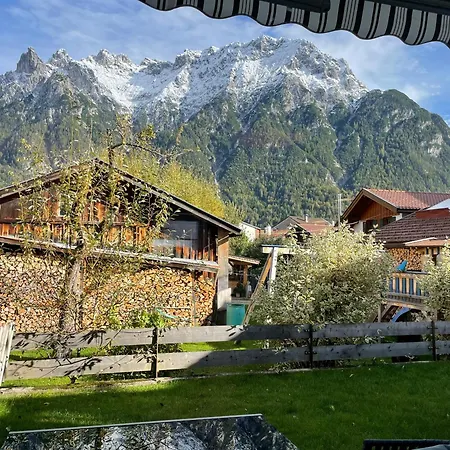 Mit Terrasse Und Garten Mit Blick Auf Karwendelgebirge Apartmán